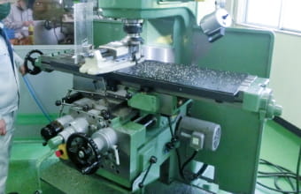 立形汎用フライス盤